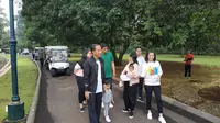 Presiden Joko Widodo (Jokowi) mengisi waktu libur akhir pekan bersama keluarga di Kebun Raya Bogor, Jawa Barat. Pantauan merdeka.com, Sabtu (8/10), Jokowi keluar dari Istana Kepresidenan Bogor menuju Kebun Raya pukul 09.00 WIB. (dok. merdeka.com)