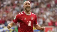 Timnas Denmark mengawali langkahnya di ajang Euro 2024 dengan memetik hasil imbang 1-1 saat menghadapi Slovenia pada laga Grup C di MHPArena, Stuttgart, Jerman, Minggu (16/6/2024). Juara edisi 1992 yang mendapat julukan Tim Dinamit tersebut sebenarnya unggul terlebih dahulu lewat gol Christian Eriksen sejak menit ke-17, namun Slovenia akhirnya mampu menutup laga dengan hasil imbang setelah mampu menyamakan sor 1-1 lewat gol Erik Janza pada menit ke-77.  (AP Photo/Matthias Schrader)