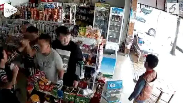 VIDEO: Pria Dikeroyok Usai Tegur Bocah Kencing Sembarangan