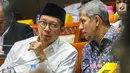 Menteri Agama Lukman Hakim Saifuddin berbincang dengan Kepala BPKH Anggito Abimanyu saat mengikuti Rapat Dengar Pendapat (RDP) dengan Komisi VIII DPR RI di Kompleks Parlemen, Senayan, Jakarta, Selasa (23/4). RDP membahas penambahan jumlah kuota haji tahun 1440 H/ 2019 M. (Liputan6.com/Johan Tallo)