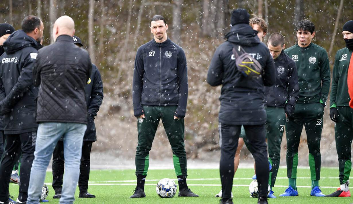 Pemain AC Milan, Zlatan Ibrahimovic, menendang bola saat melakukan latihan bersama klub Swedia Hammarby di Stockholm, Swedia, Senin (13/4/2020). Ibrahimovic yang sedang berada di kampung halaman menyempatkan diri berlatih sepak bola meski di tengah wabah virus corona. (AP/Henrik Montgomery)