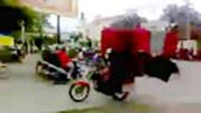 Memboncengkan Sangkar Burung di Motor yang Berlebihan