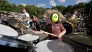 Seorang drumer cilik dengan asiknya menabuh drum dalam acara Baltic Drummers' Summit di Riga, Latvia, (10/7).Lebih dari 100 orang mengikuti acara Baltic Drummers' ini. (REUTERS/Ints Kalnins)
