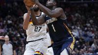 Pemain Pelicans Zion Williamson berduel dengan center Timberwolves Rudy Gobert pada lanjutan NBA (AP)