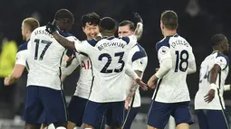 Penyerang Tottenham Hotspur, Son Heung-min (ketiga kiri) berselebrasi dengan rekan-rekannya usai mencetak gol ke gawang Arsenal pada pertandingan lanjutan Liga Inggris di Tottenham Hotspur Stadium di London, Inggris , Minggu (7/12/2020). Tottenham menang 2-0. (Glyn Kirk / Pool via AP)