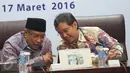 Ketua PBNU KH Said Aqil Siradj (kiri) dan Dirut Bank Mandiri Budi G Sadikin saat MoU kerjasama layanan keuangan, Jakarta, Kamis (17/3/2016). Warga NU akan mendapat kartu anggota NU (KartaNU) dari Bank Mandiri. (Liputan6.com/Angga Yuniar)