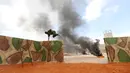 Seorang pejuang Jaysh al-Izza (the Army of Glory) melompati rintangan saat melakukan latihan di kota Idlib, Suriah (9/4). (AFP/Omar Haj Kadour)