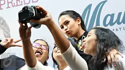 Aktris dan juga penyanyi Maudy Ayunda berfoto bersama fans saat acara rilis single terbarunya berjudul 'Jakarta Ramai’ di Jakarta, Jumat (8/1). Lagu ini juga terisnpirasi dari rutinitas kemacetan di Jakarta. (Liputan6.com/Immanuel Antonius) 