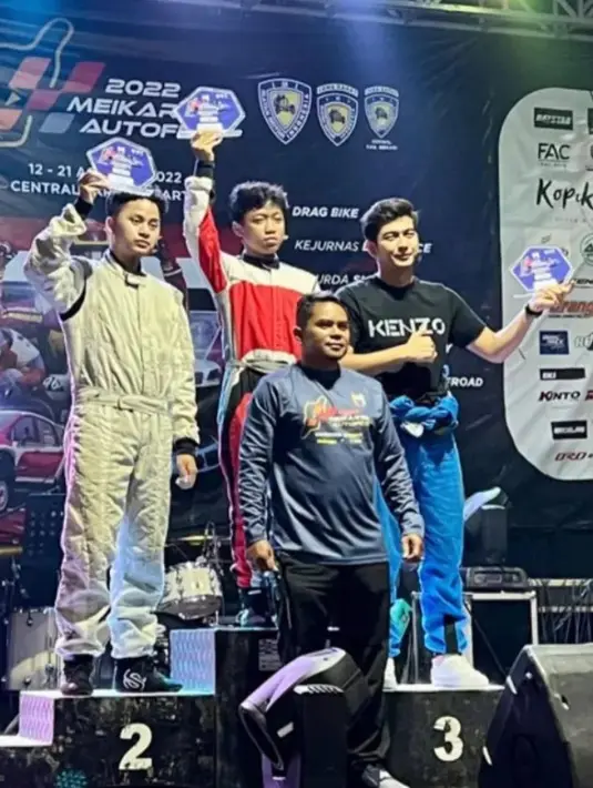 Teuku Ryan meraih juara tiga dalam kejuaraan drifting. "Ini surprise untuk istri," kata pria asal aceh itu di Instagramnya. (Foto: Instagram/ teukuryantr).