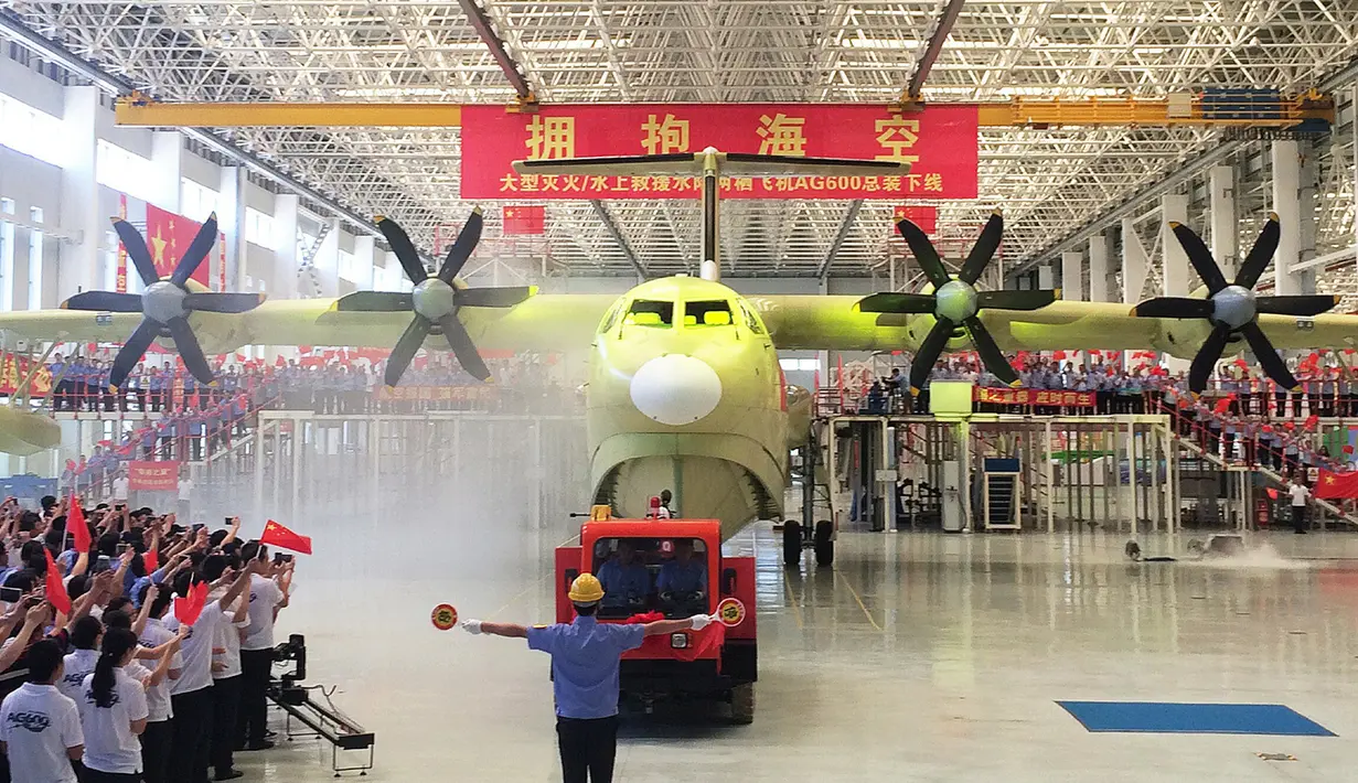 Pesawat amfibi AG600 saat diluncurkan di Zhuhai, Guangdong, China, (23/7). Pesawat amfibi AG600 memiliki panjang 40 m dan rentang sayap 40m dan menggunakan 4 mesin turboprop WJ-6 dan mampu terbang sejauh 2.800 mil atau 4.500 km. (AFP PHOTO/STR/Cina OUT)