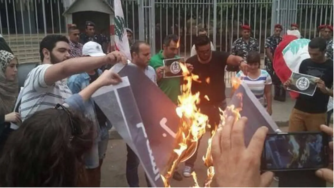 Tantangan Bakar Bendera ISIS Saingi Tren Ice Bucket Challenge