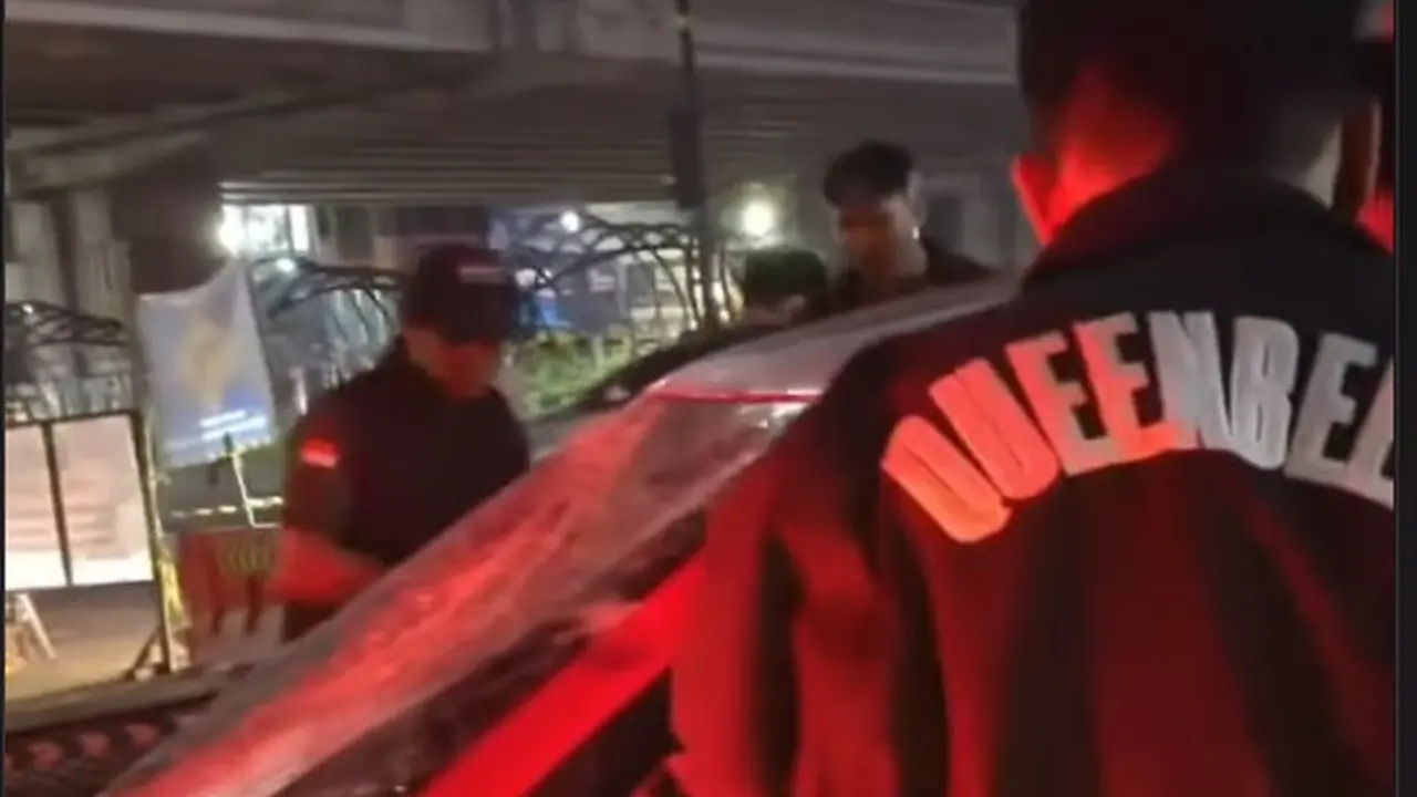 Viral Mobil Dirusak Massa di Bekasi
