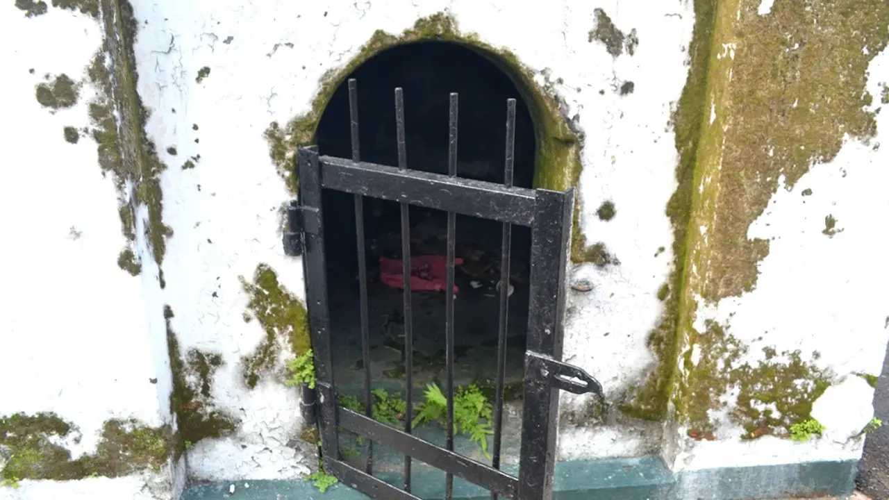Pintu untuk masuk para peziarah yang hendak bertapa, bermeditasi atau hanya sekadar meletakkan sesaji. (Foto: Liputan6.com/Muhamad Ridlo)