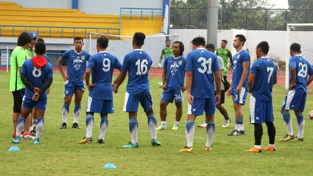 Para pemain Persib Bandung berlatih di bawah asuhan Mario Gomez