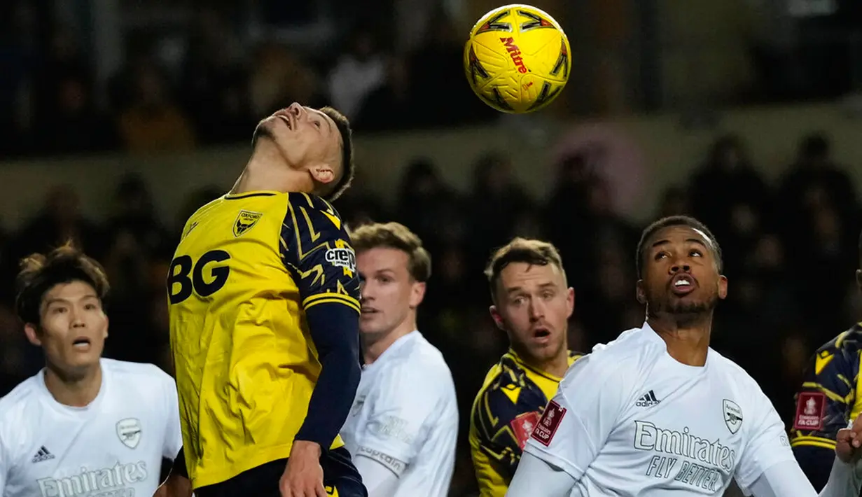 Pemain Oxford United Billy Bodin (kiri) menyundul bola saat melawan Arsenal pada pertandingan sepak bola Piala FA di Stadion Kassam, Oxford, Inggris, 9 Januari 2023. Arsenal menang 3-0. (AP Photo/Frank Augstein)