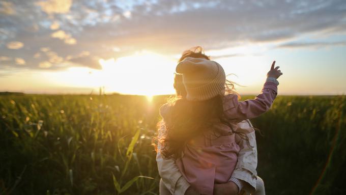 Bacaan Doa Ibu untuk Anak Beserta Terjemahan dan Keutamaannya
