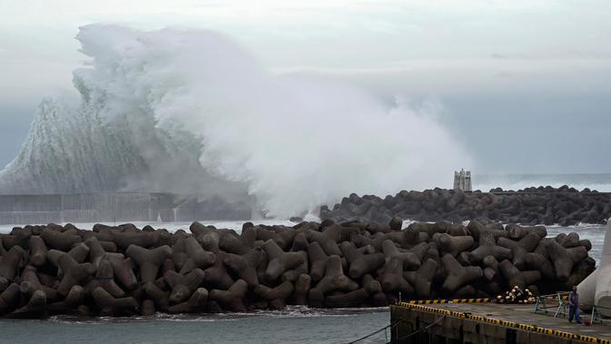 Ombak menghantam pemecah gelombang di sebuah pelabuhan di Kota Kiho, Prefektur Mie, Jepang, Jumat (11/10/2019). Topan Hagibis yang diprediksi akan menerjang Jepang diperkirakan memiliki kecepatan angin maksimal sebesar 162 kilometer per jam. (AP Photo/Toru Hanai)
