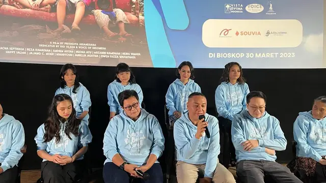 Para pemain dan kru film Surga di Bawah Langit