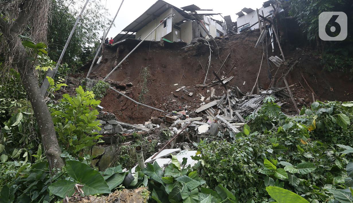 Kondisi longsor pada areal pemancingan yang menyebabkan satu orang meninggal dunia di Gang Kepatihan, Kelurahan Kebon Kelapa, Kecamatan Bogor Tengah, Bogor, Jawa Barat, Rabu (12/10/2022). Longsor yang terjadi pada kemarin sore menyebabkan sembilan pemancing tertimbun tanah namun selamat dan seorang anggota kepolisian meninggal. (merdeka.com/Arie Basuki)