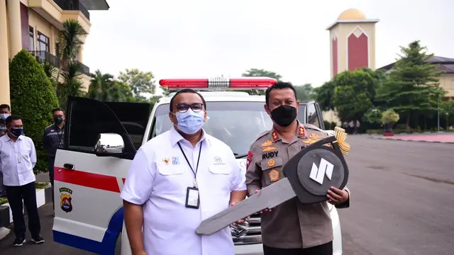 PT PP (Persero) menyerahkan bantuan berupa 1 unit mobil ambulans kepada Kepolisian Daerah Provinsi Banten (Polda Banten)