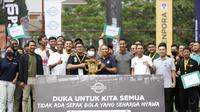 Menpora Zainudin Amali (memegang trofi-kanan) berfoto bersama Ketua pelaksana Media Cup 2022, Abdul Azis, dan peserta yang bertanding di Triboon Mini Soccer, Jakarta Selatan, Kamis (6/10/2022) siang WIB. (Dok. PSSI Pers)