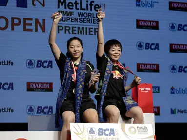 Ganda putri China Chen Qingchen dan Jia Yifan mengangkat trofi usai memenangkan final kejuaraan BCA Indonesia Open 2017 di Jakarta, Minggu (18/6). Chen Qingchen dan Jia Yifan menang dengan skor 21-19, 15-21, 21-10. (Liputan6.com/Faizal Fanani)