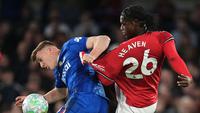 Bek muda Manchester United, Ayden Heaven, tampil apik ketika timnya menang 1-0 atas Chelsea pada laga pekan ke-33 Premier League di Stamford Bridge, Minggu (19/04/2026) dini hari WIB. (AP Photo/Kirsty Wigglesworth)
