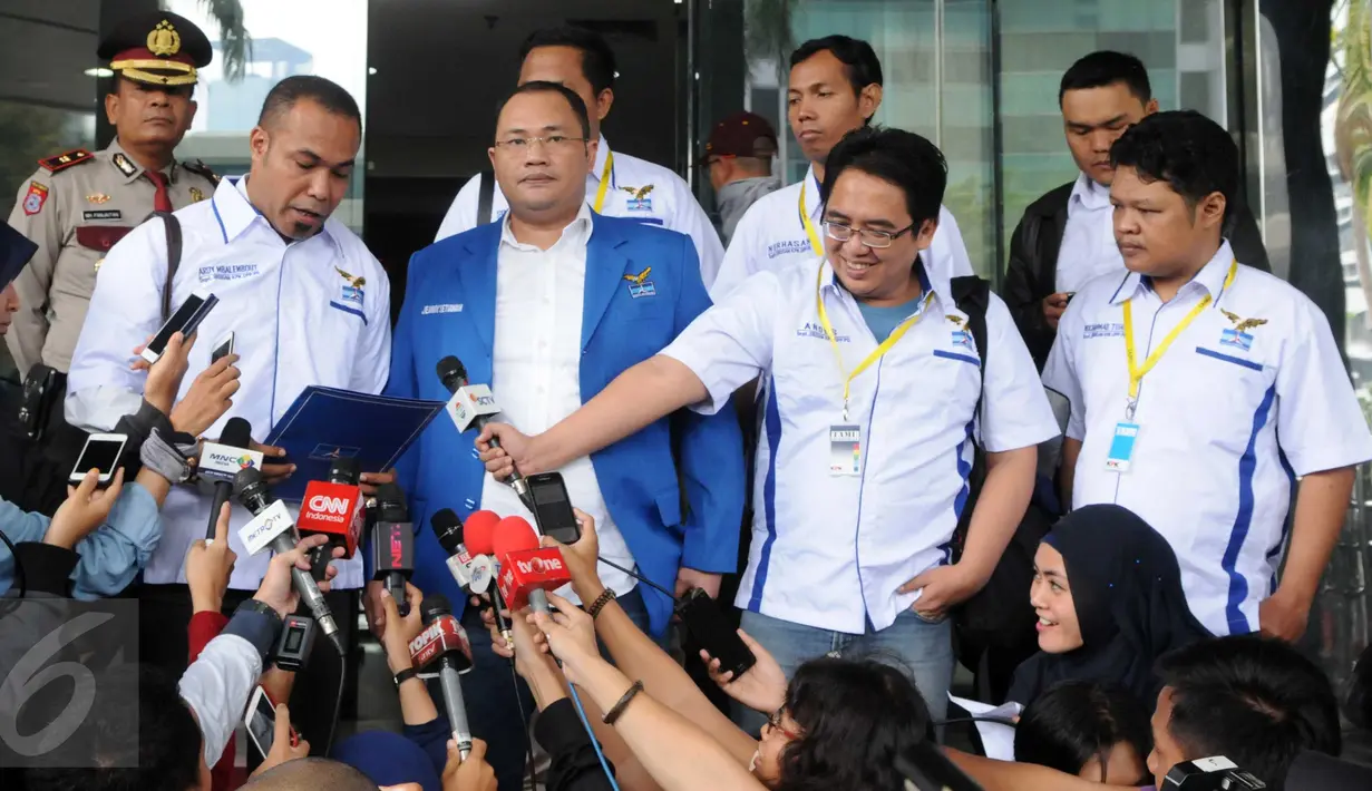 Sejumlah kader Partai Demokrat saat membacakan berkas pernyataan sikap menolak RUU KPK di Gedung KPK, Jakarta, Rabu (17/2). Kedatangan mereka ke kantor lembaga yang dipimpin Agus Rahardjo tersebut untuk memperkuat sikapnya. (Liptan6.com/Helmi Afandi)