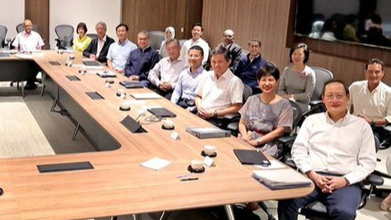 "Pak Wong, maaf ya. Netizen Indo yang komen ini bukan lagi jelek-jelekin Singapore, tapi lagi menyindir pemerintahnya sendiri................ yang tiap rapat meja dan ruangan penuh ornamen dan makanan, tapi hasil meeting selalu kosong tanpa solusi dan per