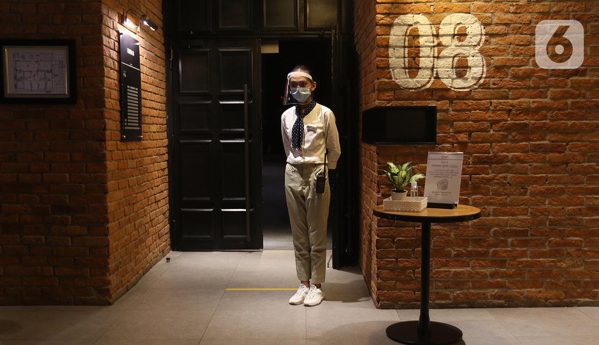 Pekerja berjaga di depan studio yang sudah dibuka, di CGV Grand Indonesia di Jakarta, Rabu (21/10/2020). Jumlah penonton Bioskop yang kembali beroperasi dibatasi maksimal 25 persen dari total kapasitas. (Liputan.com/Herman Zakharia)