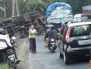 Citizen6, Tabanan: Kecelakaan ini menyebabkan kemacetan sepanjang 10 km dari arah Denpasar-Gilimanuk. Dari keterangan polisi setempat, kejadian tersebut disebabkan rem blong dan kemungkinan sopir truk mengantuk. (Pengirim: Wayan Merta Youana)
