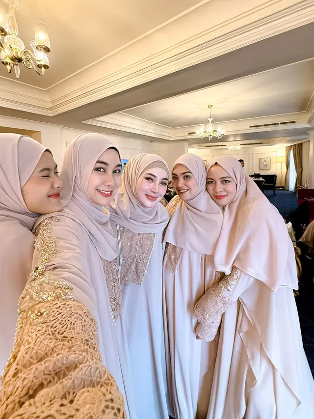 8 Potret Artis Hadir ke Pernikahan Dara Arafah di Madinah, Menawan Jadi Bridesmaid