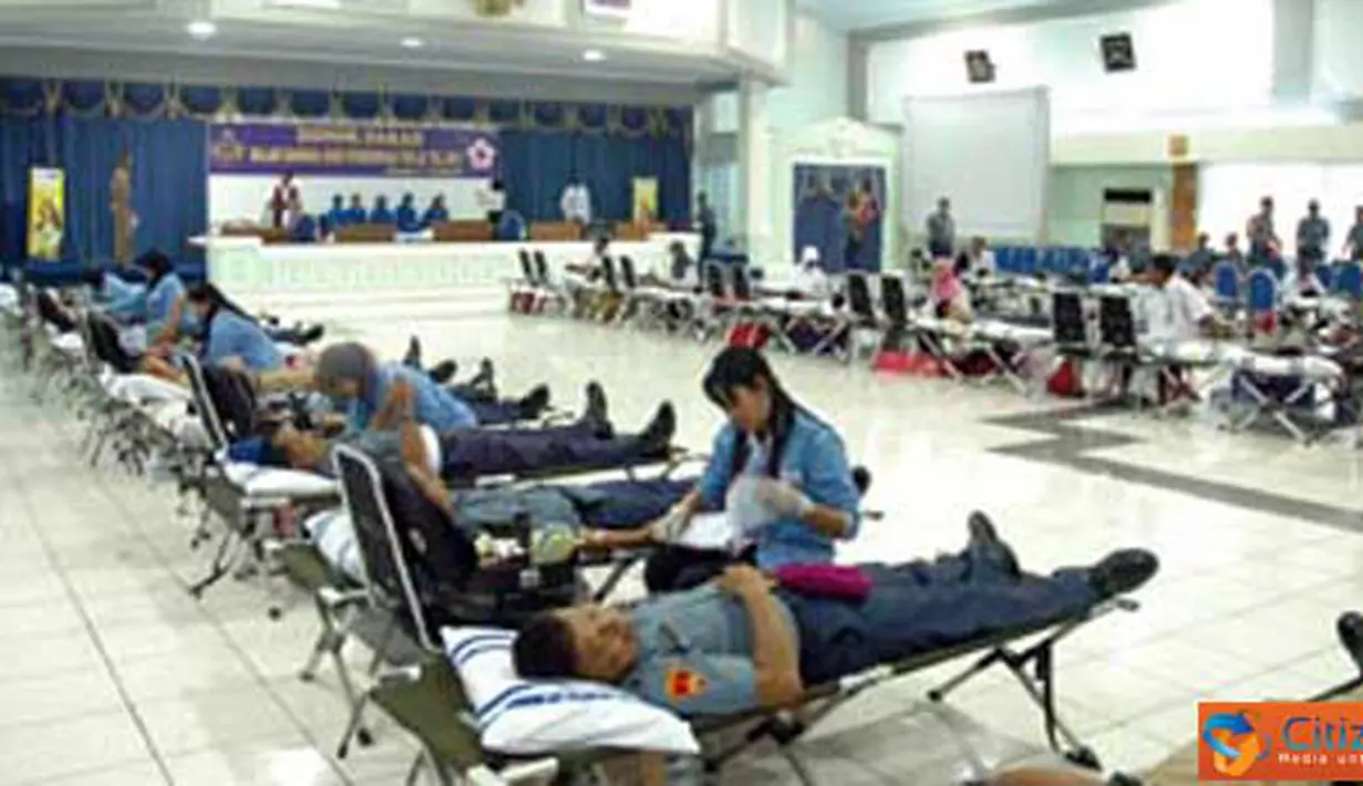 Citizen6, Surabaya: Kegiatan donor darah Prajutrit kobangdikal yang terdiri Perwira,bintara,tamtama dan Pegawai Sipil Kobangdikal di Gedung R Moeljadi Kobangdikal dalam rangka Hardikal ke 65. (Pengirim: Rohman Arif)