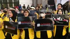 Beberapa mahasiswi dari Badan Eksekutif Mahasiswa Seluruh Indonesia (BEM SI) berunjuk rasa di depan gerbang utama gedung Majelis Permusyawaratan Rakyat (MPR), Dewan Perwakilan Rakyat (DPR), dan Dewan Perwakilan Daerah (DPD) Republik Indonesia, Jakarta, Kamis (4/9/2025). (merdeka.com/Arie Basuki)