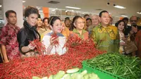 Komisaris Utama PT Berkarya Makmur Sejahtera Hutomo Mandala Putra, Dirut Milasari Kusumo Anggraini, Siti Hedianti Heriyadi, dan Siti Hutami Endang Adiningsih mengecek sayur saat meresmikan gerai Goro di Cibubur, Bogor, Rabu (17/10). (Liputan6.com/HO/Dana)