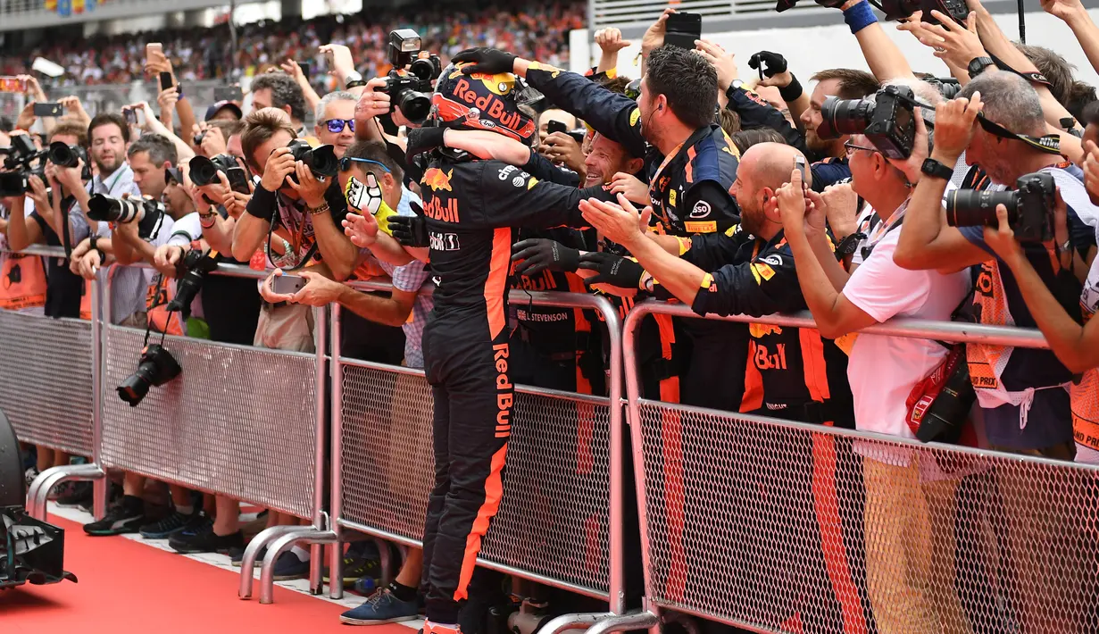 Pembalap Red Bull asal Belanda Max Verstappen merayakan kemenangan dengan teamnya setelah menjuarai Formula 1 Grand Prix Malaysia di Sepang, Minggu (01/10) (AFP PHOTO / MOHD RASFAN)