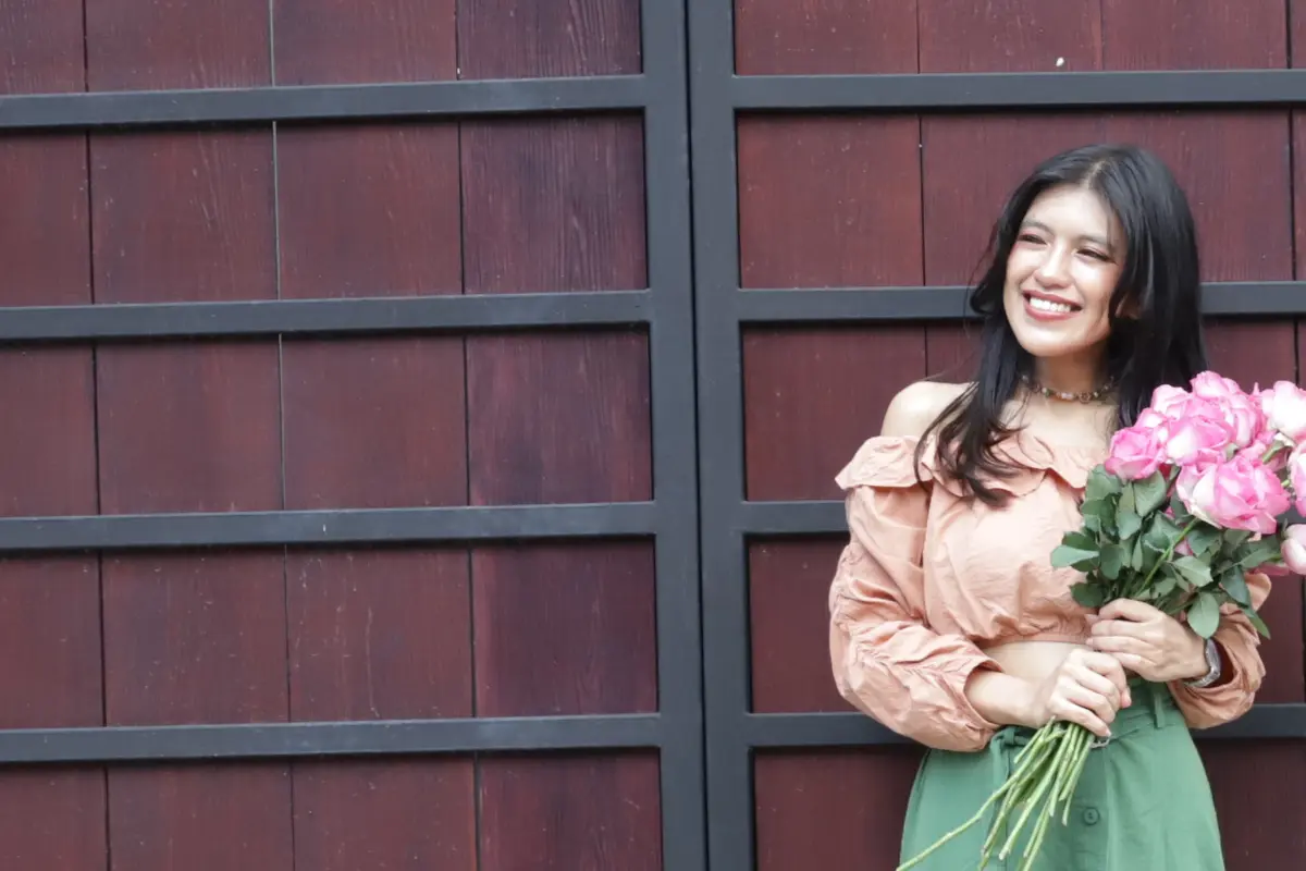 wanita januari bunga mawar