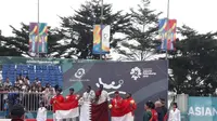 Tim voli pantai putra Indonesia, Muhammad Asyhifa/Ade Chandra (kiri) harus puas dengan medali perak. (foto: Lutfie Febrianto)