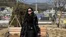Tampil serba hitam, Rachel Venya tetap hadirkan kemewahan pada gayanya melalui tas Celine yang dikenakannya. [Foto: Instagram/ Rachel Vennya]