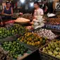Aktivitas pedagang di pasar tradisional Senen, Jakarta Pusat, Rabu (24/5). Menghadapi bulan puasa, Menteri Perdagangan Enggartiasto Lukita memastikan bahwa harga bahan pokok di pasaran terpantau stabil. (Liputan6.com/Angga Yuniar)