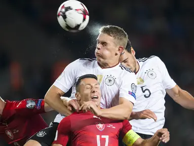 Pemain Jerman, Matthias Ginter (tengah) menyundul bola melewati jangkauan pemain Ceska pada laga Grup C kualifikasi Piala Dunia 2018 di Plzen, Republik Ceska (1/9/2017). Jerman menang 2-1. (AFP/Robert Michael)