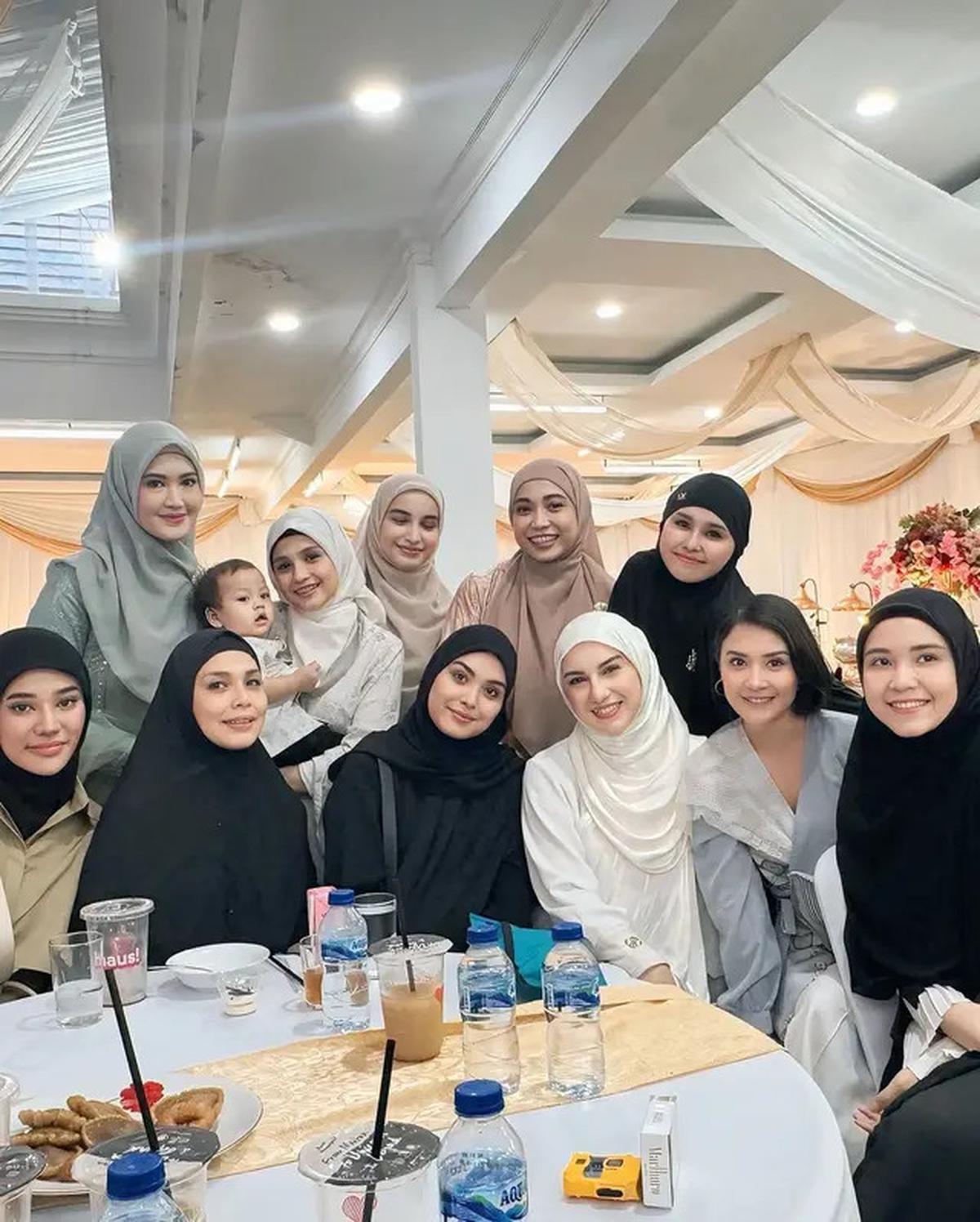 6 Potret Tamu Artis di Acara Tasyakuran Rumah Baru Irish Bella dan Haldy Sabri