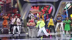 Natasha Wilona menunjukkan kebolehannya dalam drama musikal Siapa Takut Jatuh Cinta pada ajang SCTV Awards 2017 di Jakarta, Rabu (29/11). Dalam beberapa tahun terakhir, SCTV memang sudah biasa menampilkan drama musikal. (Liputan6.com/Herman Zakharia)