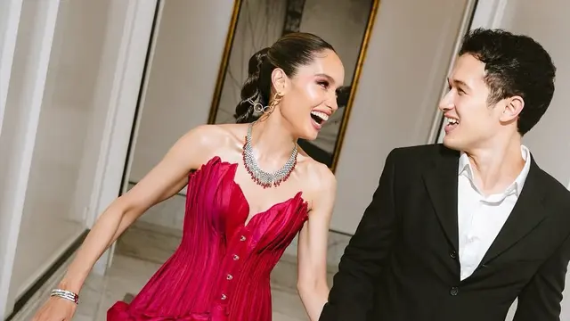 Cinta Laura Kenakan perhiasaan mewah. [@claurakiehl]