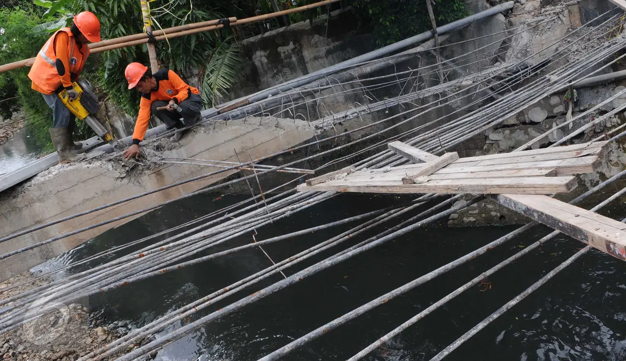 Petugas Suku Dinas Bina Marga Jakarta Barat memperbaiki Jembatan Kali Inspeksi Grogol, Jakarta, (30/5/2016). Amblesnya jembatan yang terletak depan kompleks Hankam, Palmerah tersebut penyebabnya diduga terjadi pergeseran tanah (Liputan6.com/Helmi Afandi)