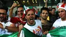 Sejumlah suporter merayakan kemenangan timnas Iran atas Uzbekistan dalam kualifikasi Grup A zona Asia di Stadion Azadi, Senin (12/6). Iran menjadi negara ketiga yang memastikan diri tampil ke putaran final Piala Dunia 2018. (AP Photo/Vahid Salemi)