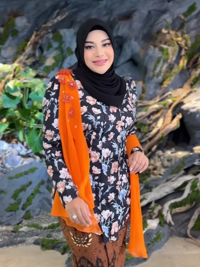 Aurel Hermansyah berkebaya (Instagram/aurelie.hermansyah)