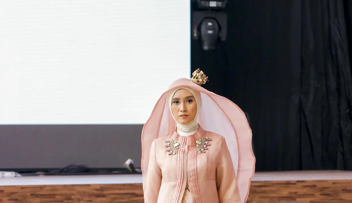 Karya Irna Mutiara didominasi warna pastel yang manis untuk modest wear. (Liputan6.com/pool/IFC)