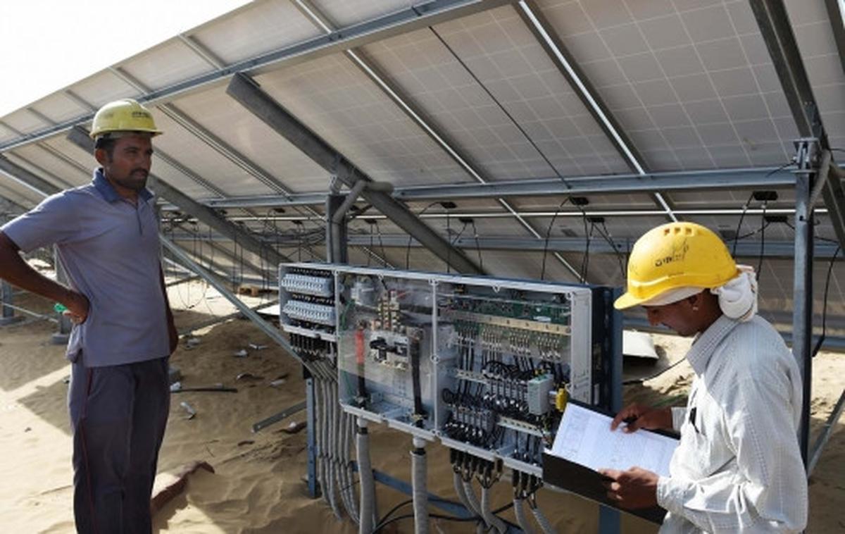 Melihat pembangunan pusat pembangkit tenaga surya India