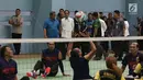 Presiden Joko Widodo meninjau sesi latihan atlet Asian Para Games di Arena GBK, Jakarta, Kamis (27/9). Ada tiga cabang olahraga yang latihannya di tinjau Jokowi, yakni olahraga menembak, bola voli duduk dan Lawn ball. (Merdeka.com/Imam Buhori)